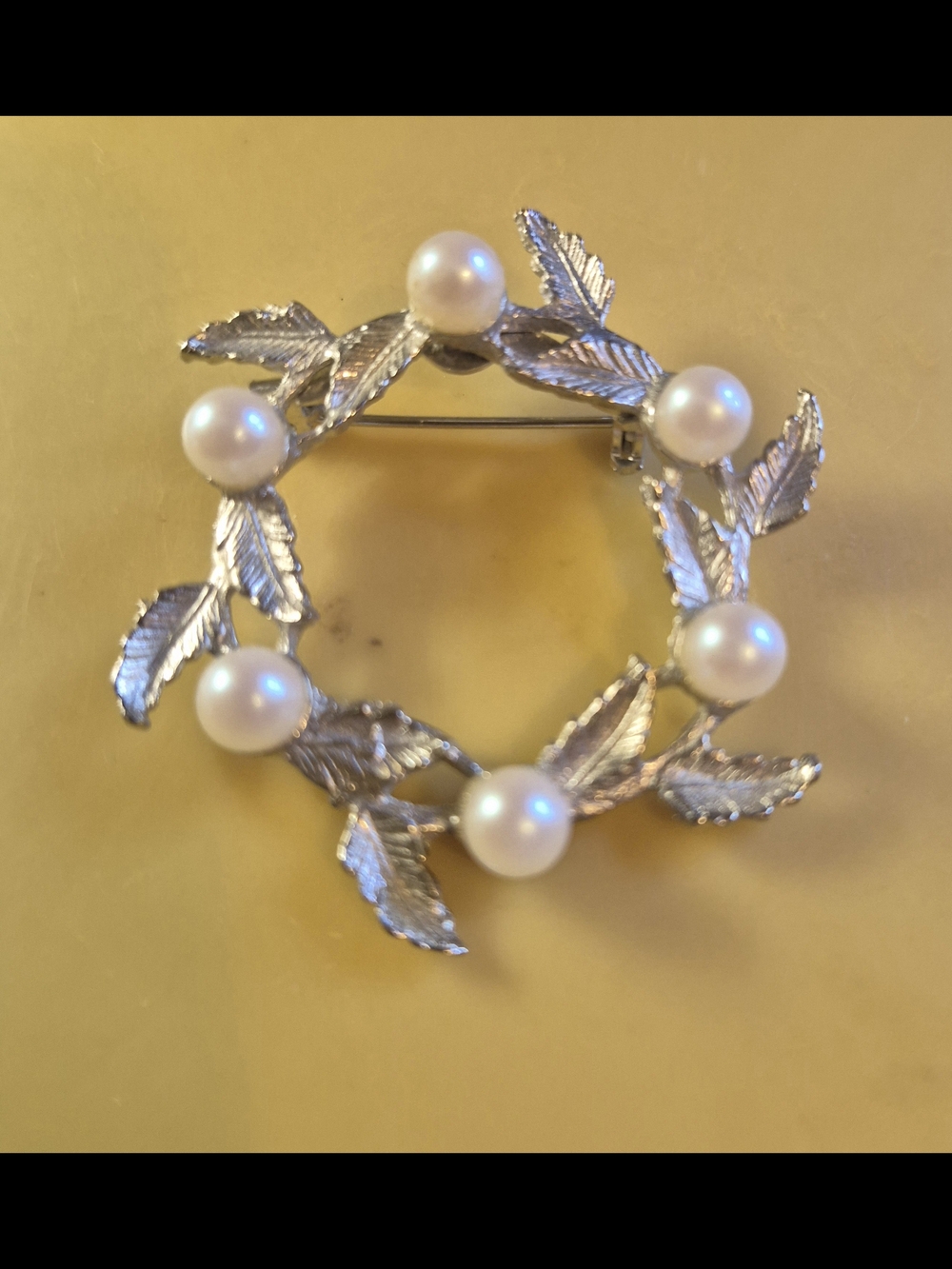 Vintage Silver Leaf Pearl Wreath Brooch - Pin White Pearls. Unisex